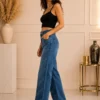Spijkerbroek met steentjes op de broekspijp Spijkerbroek met steentjes op de broekspijp