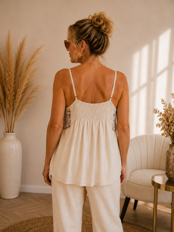 Beige One-Size top met ingelegde pailletten en verstelbare schouderbandjes . Achter Beige One-Size top met ingelegde pailletten en verstelbare schouderbandjes . Achter