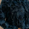 Trendy blauw damesjasje met bloemenprint detail Trendy blauw damesjasje met bloemenprint detail