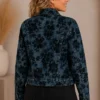 Trendy blauw damesjasje met bloemenprint achterkant Trendy blauw damesjasje met bloemenprint achterkant