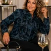 Trendy blauw damesjasje met bloemenprint life style Trendy blauw damesjasje met bloemenprint life style