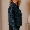 Trendy blauw damesjasje met bloemenprint andere zijkant Trendy blauw damesjasje met bloemenprint andere zijkant