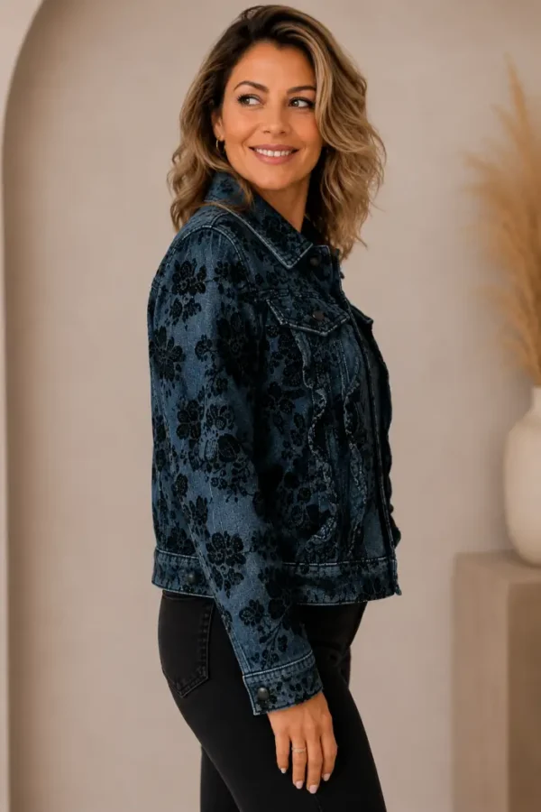 Trendy blauw damesjasje met bloemenprint andere zijkant Trendy blauw damesjasje met bloemenprint andere zijkant