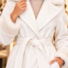 Witte Damesmantel met Bontlook detail Witte Damesmantel met Bontlook detail