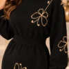 Zwarte Damesjurk met Gouden Bloemen detail Zwarte Damesjurk met Gouden Bloemen detail