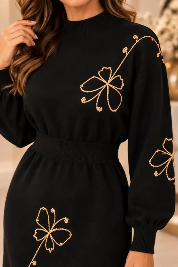 Zwarte Damesjurk met Gouden Bloemen detail Zwarte Damesjurk met Gouden Bloemen detail