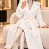 Witte Damesmantel met Bontlook zitten Witte Damesmantel met Bontlook zitten