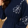 Donkerblauwe Dames Jurk met Bloemendetail detail Donkerblauwe Dames Jurk met Bloemendetail detail