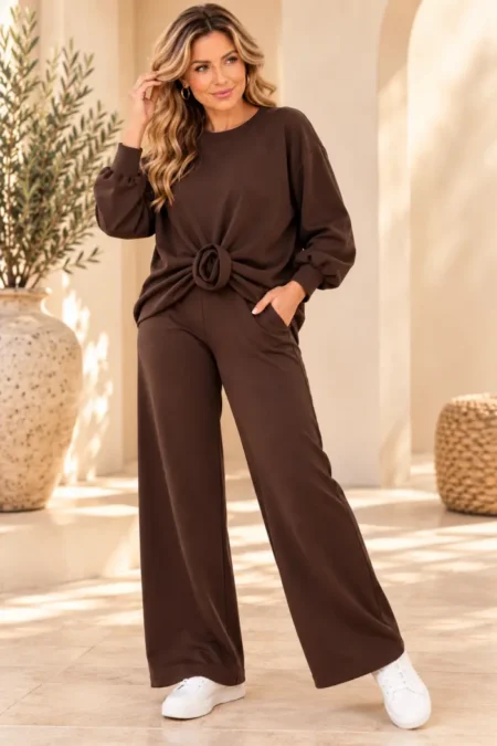 Bruin Dames Vrijetijdspak met Knoopdetail | Valentina | Standaard Bruin Dames Vrijetijdspak met Knoopdetail | Valentina | Standaard