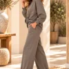 Taupe Dames Vrijetijdspak – One-Size | Valentina | rechts Taupe Dames Vrijetijdspak – One-Size | Valentina | rechts