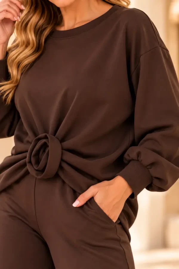 Bruin Dames Vrijetijdspak met Knoopdetail | Valentina | Detail Bruin Dames Vrijetijdspak met Knoopdetail | Valentina | Detail