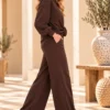 Bruin Dames Vrijetijdspak met Knoopdetail | Valentina | Links Bruin Dames Vrijetijdspak met Knoopdetail | Valentina | Links