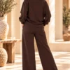Bruin Dames Vrijetijdspak met Knoopdetail | Valentina | Achter Bruin Dames Vrijetijdspak met Knoopdetail | Valentina | Achter