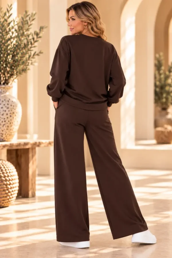 Bruin Dames Vrijetijdspak met Knoopdetail | Valentina | Achter Bruin Dames Vrijetijdspak met Knoopdetail | Valentina | Achter